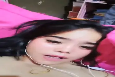 Live Pamer Memek Pakai Earphone Gaya Unik Viral Indo